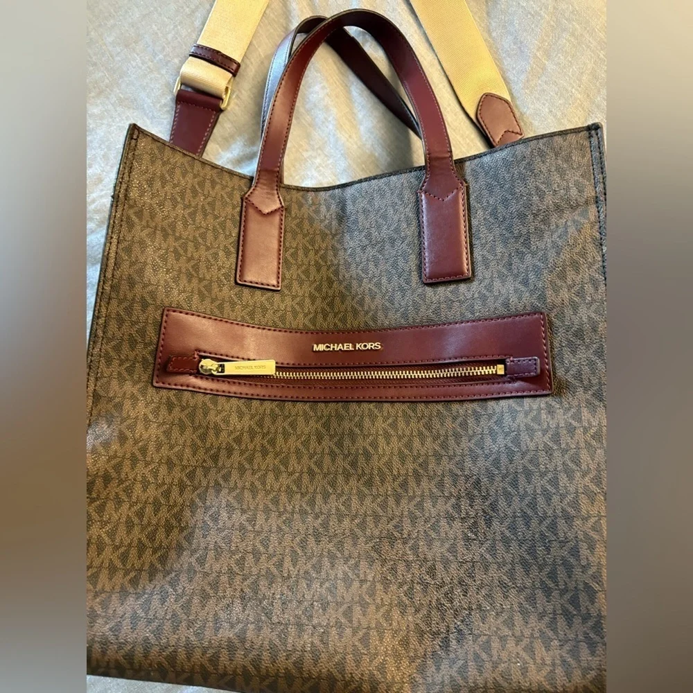 Pre-Luv- Michael Kors, heavy duty Tote Bag maroon & brown  With Gold Hardware